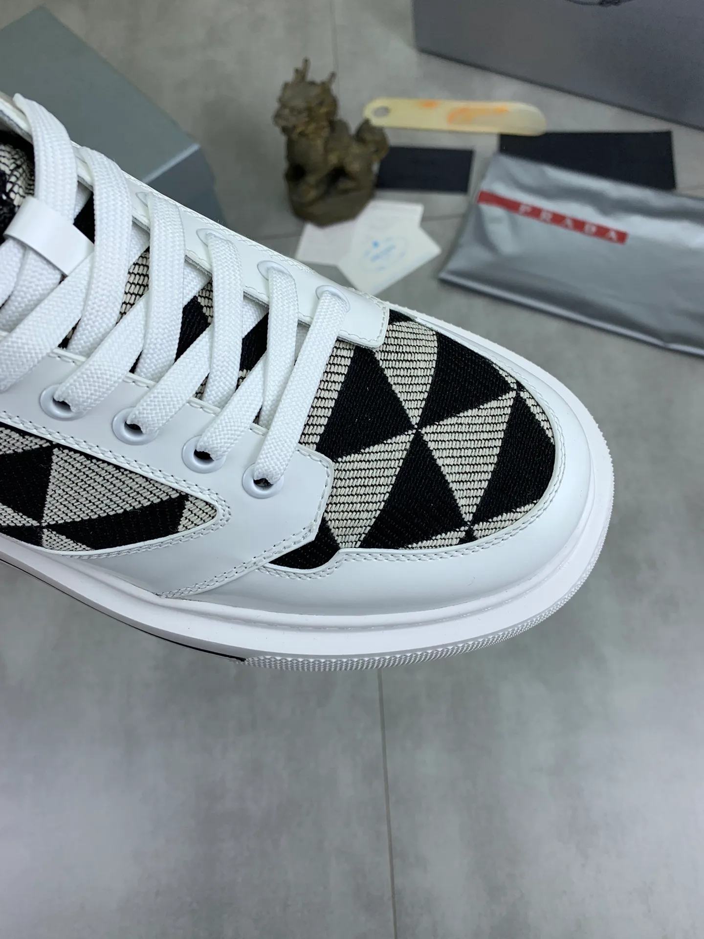 Men's shoes 💰P620 new model (high version) The new PRADA (Prada) high-top counter has launched the classic model at the same time. The new men's shoes and 😘fabrics are selected from the original imported calfskin. First layer of imported cowhide lining. The original version is awesome! 👍🏿Original open-molded non-slip PU outsole, with exquisite lines, simple and elegant, super comfortable and classy on foot, suitable for leisure travel. Code number:38-45